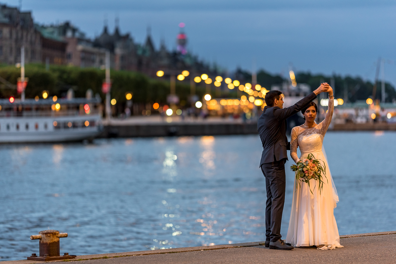 Dance during a wedding photo session in Stockholm, Strandvägen